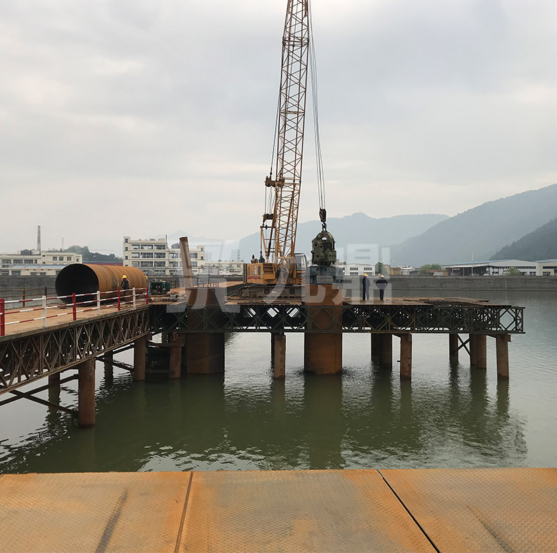   應急貝雷鋼便橋和固定貝雷鋼便橋具有構件少，重量輕，成本低的特點